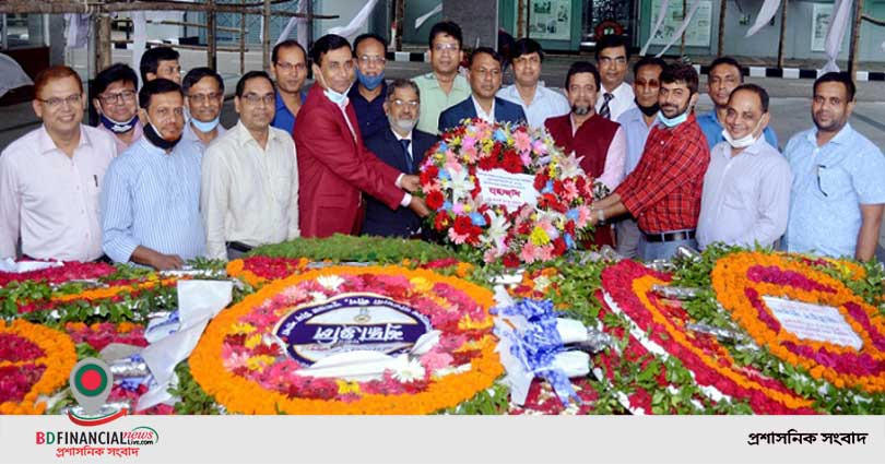 বঙ্গবন্ধু শেখ মুজিবুর রহমানের প্রতিকৃতিতে রূপালী ব্যাংক চেয়ারম্যানের শ্রদ্ধা