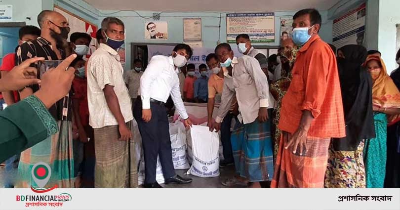 ঝিনাইদহে শাহ্জালাল ইসলামী ব্যাংকের ত্রাণ বিতরণ