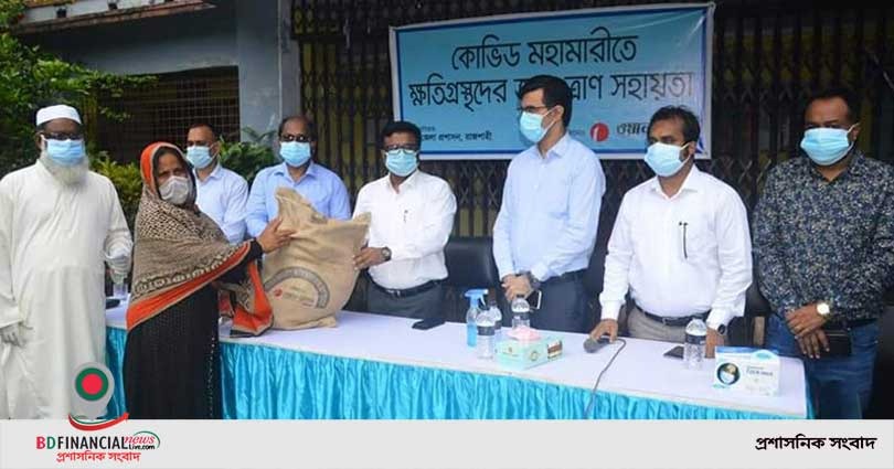 রাজশাহীতে করোনায় ক্ষতিগ্রস্ত পরিবারের মধ্যে ওয়ান ব্যাংকের খাদ্যসামগ্রী বিতরণ