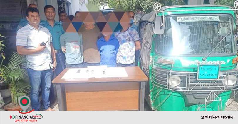 কোতোয়ালী থানার অভিযানে ধারালো ছুরি ও ছিনতাই কাজে ব্যবহৃত সিএনজিসহ গ্রেফতার ৪
