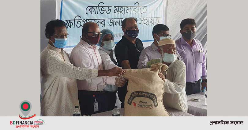 খুলনায় ওয়ান ব্যাংকের ত্রাণ বিতরণ