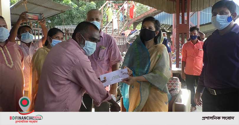 জামালপুরে প্রধানমন্ত্রীর উপহার খাদ্য সামগ্রী বিতরণ করেন জেলা প্রশাসক মুর্শেদা জামান