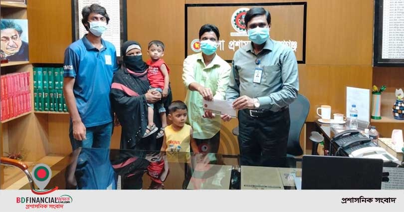 নারায়ণগঞ্জের আলাউদ্দিন-রোজিনার পরিবারের পাশে দাঁড়ালেন ডিসি