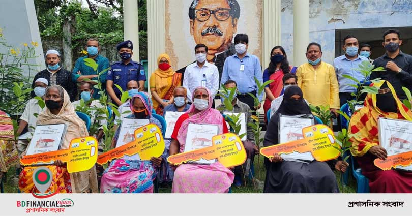 নারায়ণগঞ্জে ১২ পরিবারকে প্রধানমন্ত্রীর উপহার তুলে দেন জেলা প্রশাসক মোস্তাইন বিল্লাহ