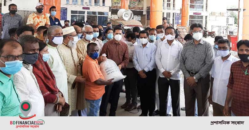 খুলনায় করোনায় কর্মহীন হয়ে পড়া ৪ শতাধিক শ্রমিকের মধ্যে প্রধানমন্ত্রীর উপহার বিতরণ করলেন জেলা প্রশাসক
