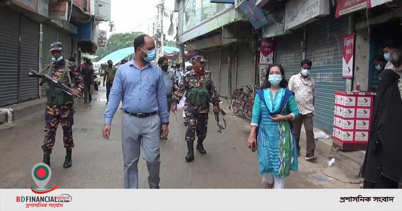 গোপালগঞ্জে বিধি নিষেধ উপেক্ষা করে বাইরে বের হচ্ছে মানুষ, প্রশাসনের বিধি নিষেধ কার্যকরের চেষ্টা