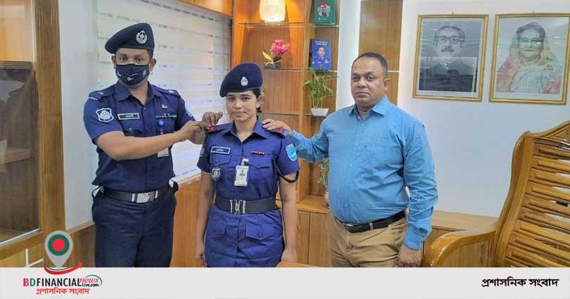 গাজীপুরে কনস্টেবল নার্গিস আক্তারকে নায়েক পদে পদোন্নতি হওয়ায় র‍্যাংকিং ব্যাজ পড়িয়ে দেন পুলিশ সুপার