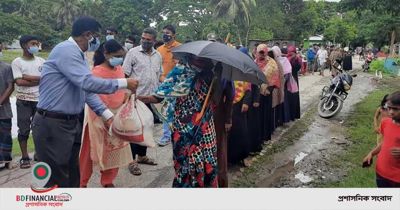 নোয়াখালীতে ভূমিহীন ও গৃহহীনদের মধ্যে প্রধানমন্ত্রীর উপহার সামগ্রী বিতরণ করেন জেলা প্রশাসক