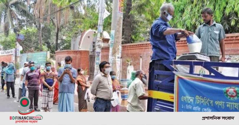 নওগাঁয় টিসিবির মাধ্যমে নিত্যপ্রয়োজনীয় দ্রব্য বিক্রি শুরু