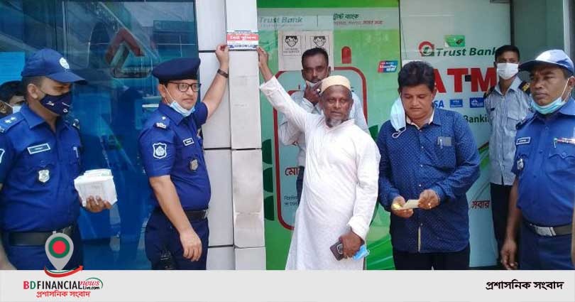 করোনা সংক্রমণ রোধে বিট পুলিশিং সেবা  অব্যাহত রেখেছে শ্রীনগর থানা পুলিশ