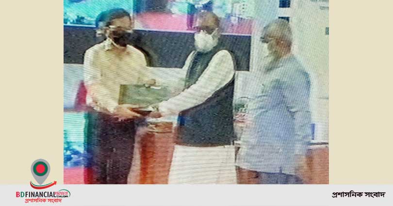 বার্ষিক কর্মসম্পাদন চুক্তি  মূল্যায়নে সেরা হিসেবে প্রথম পুরস্কার গ্রহণ করল আইসিটি বিভাগ