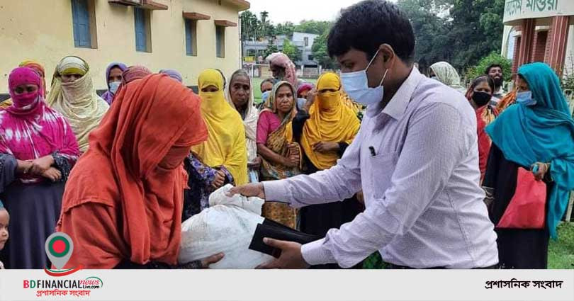 মাগুরায় করোনাকালীন কর্মহীন মানুষের মধ্যে প্রধানমন্ত্রীর উপহার খাদ্যসামগ্রী বিতরণ