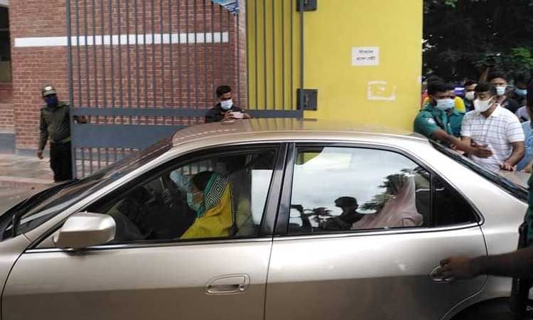 টিকা নিলেন খালেদা জিয়া