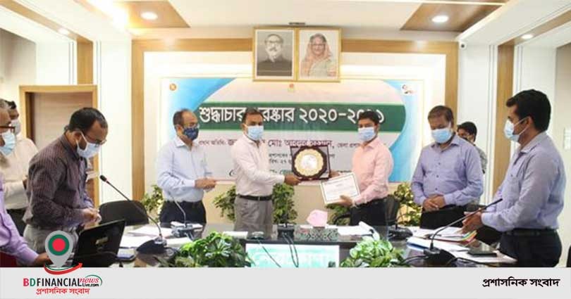 নেত্রকোণায় শুদ্ধাচার পুরস্কার প্রদান